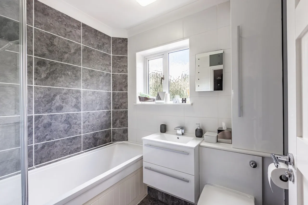 Four Bedroom Family Home in Setchey, photo 14