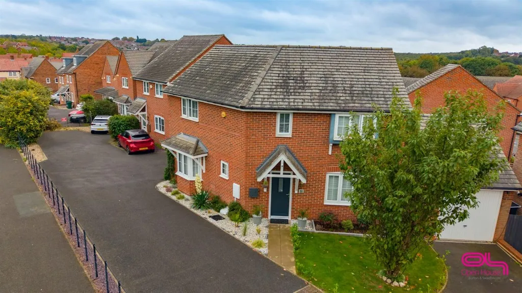 3 bed house for sale, Suffolk Way, Church Gresley, DE11