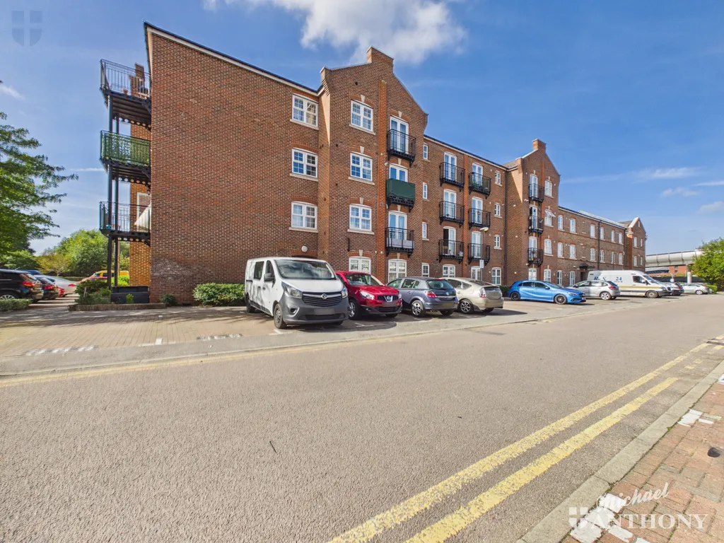 2 bed flat for sale, Coxhill Way, HP21