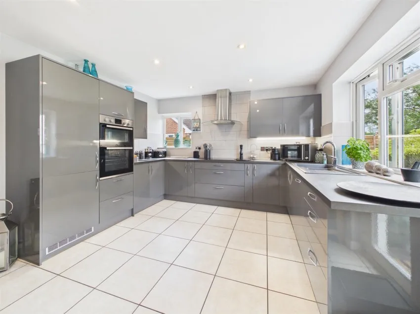 Church Road, Longlevens, photo 2