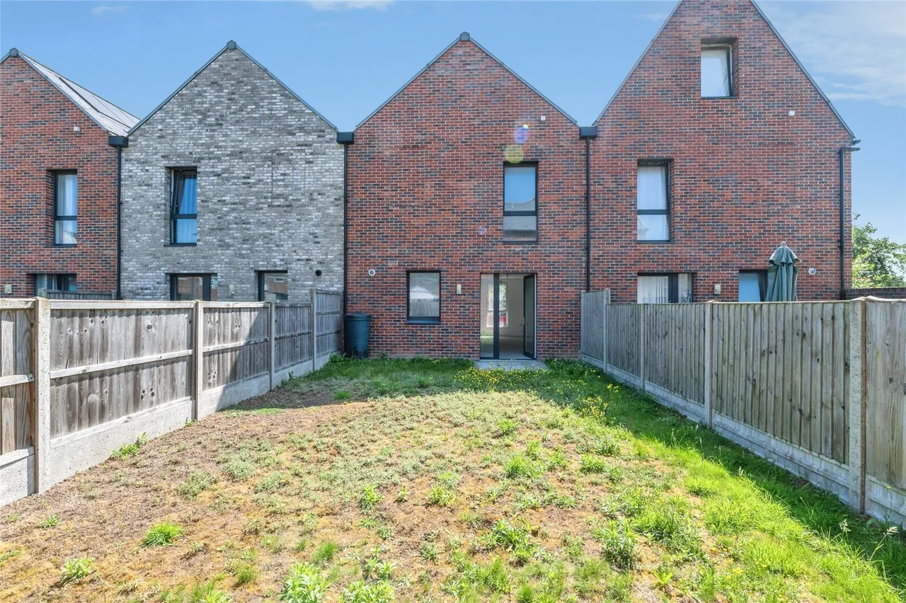 St. Chads Road, Tilbury, Essex, RM18, photo 4