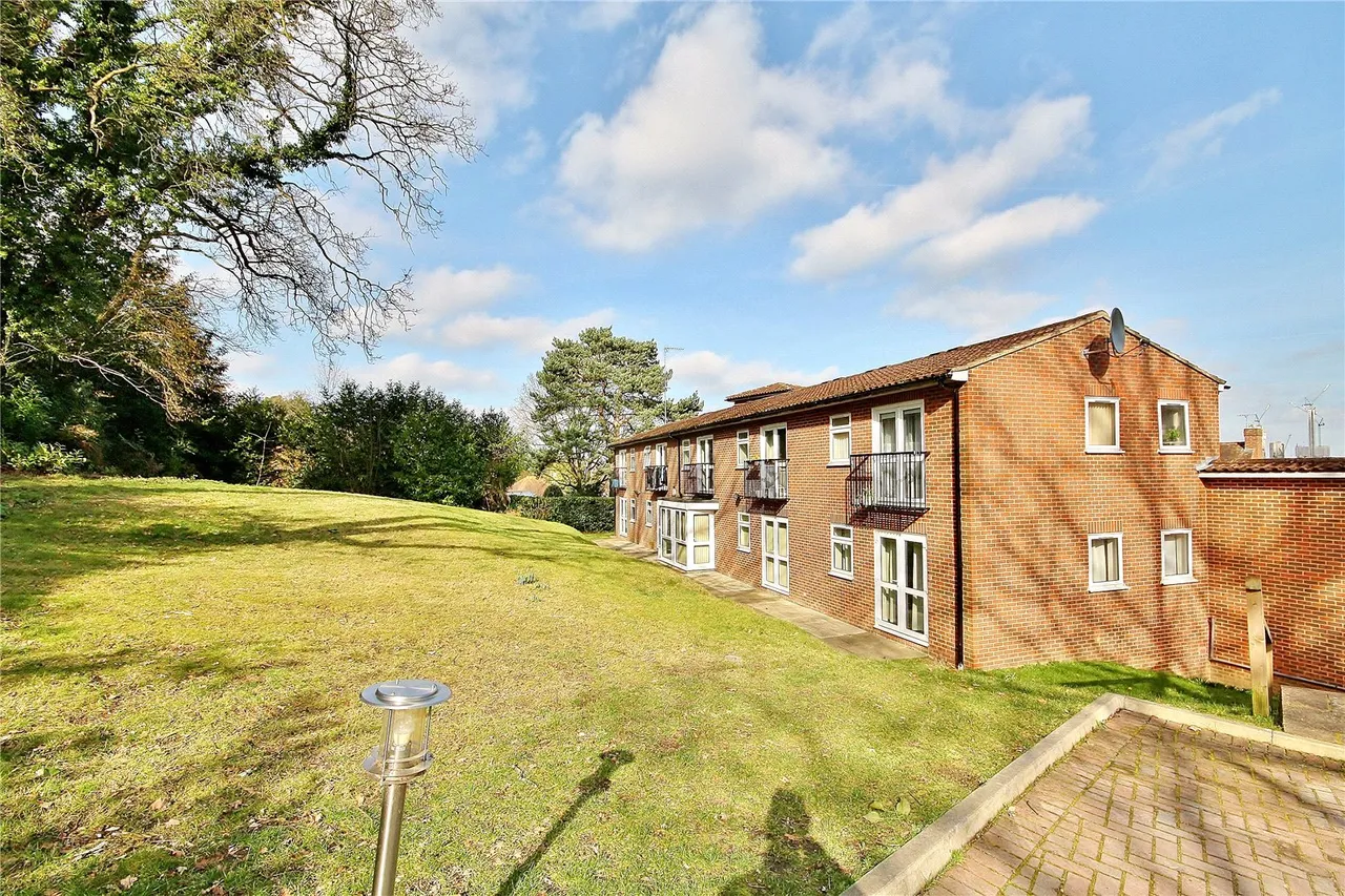 Apple Trees Place, Woking, GU22, photo 9