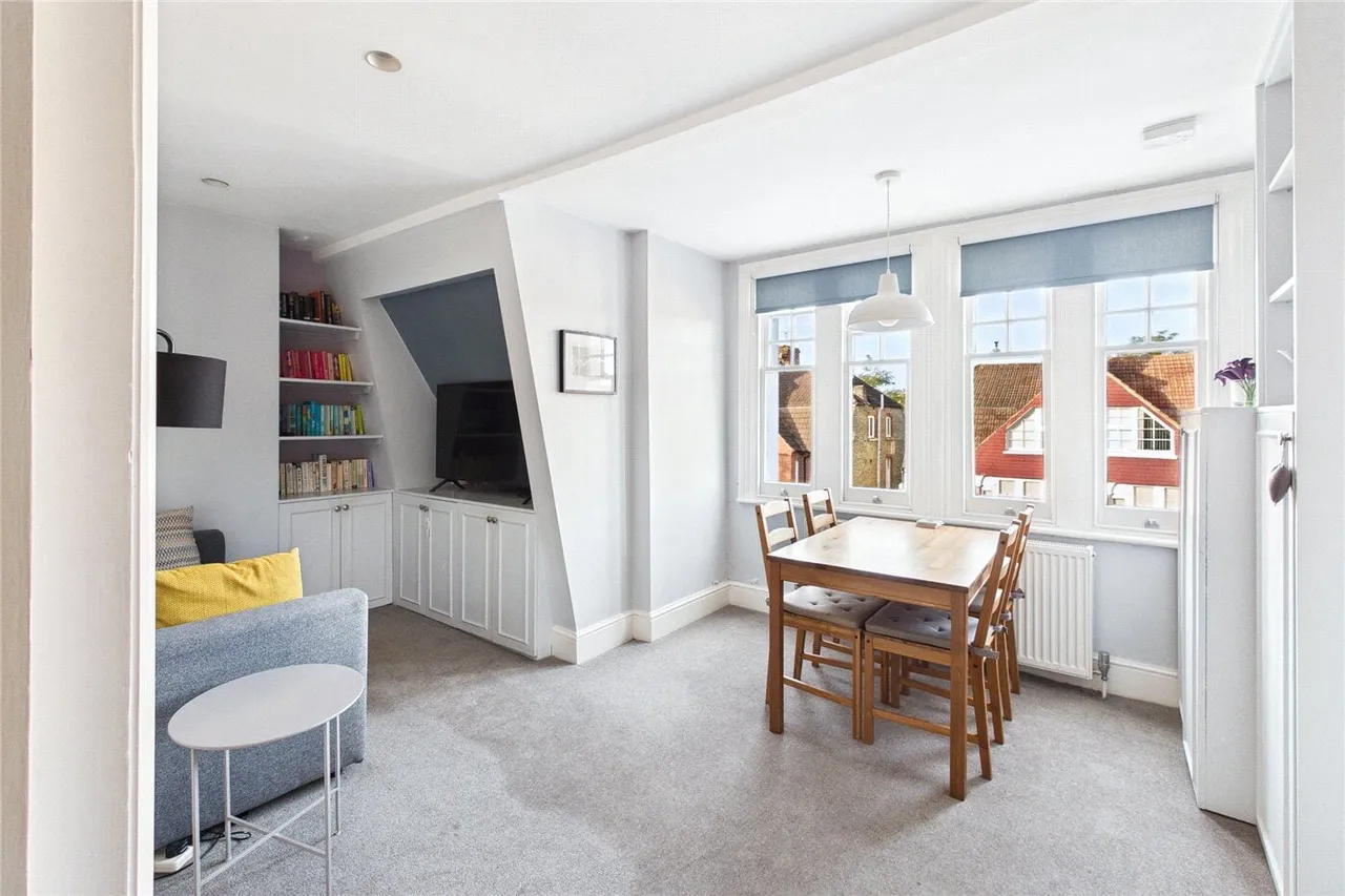 2 bed flat for sale, Riggindale Road, London, SW16