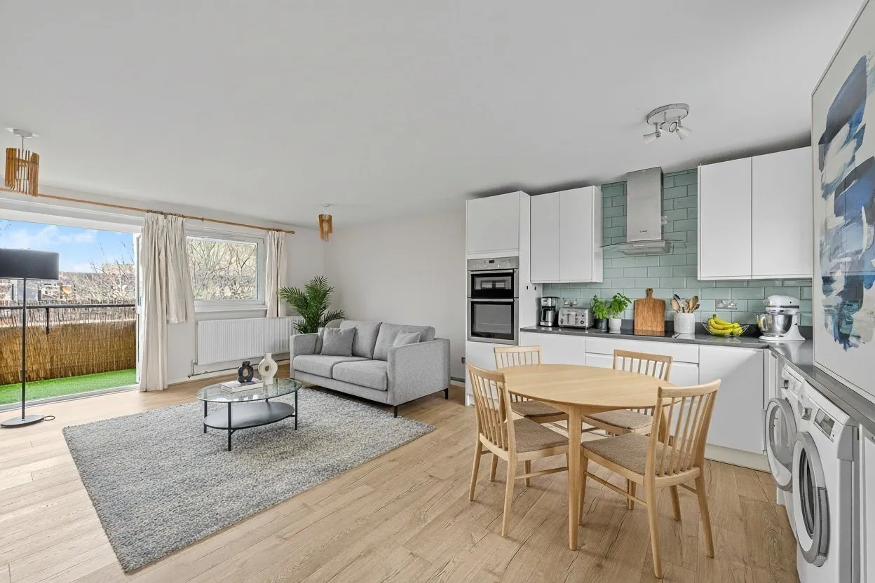 3 bed flat to rent, Ericcson Close, London, SW18