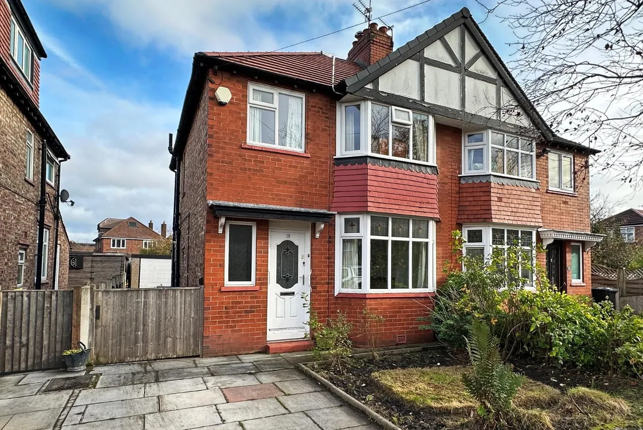3 bed house for sale — Beeston Avenue, Timperley, Cheshire WA15 7RU