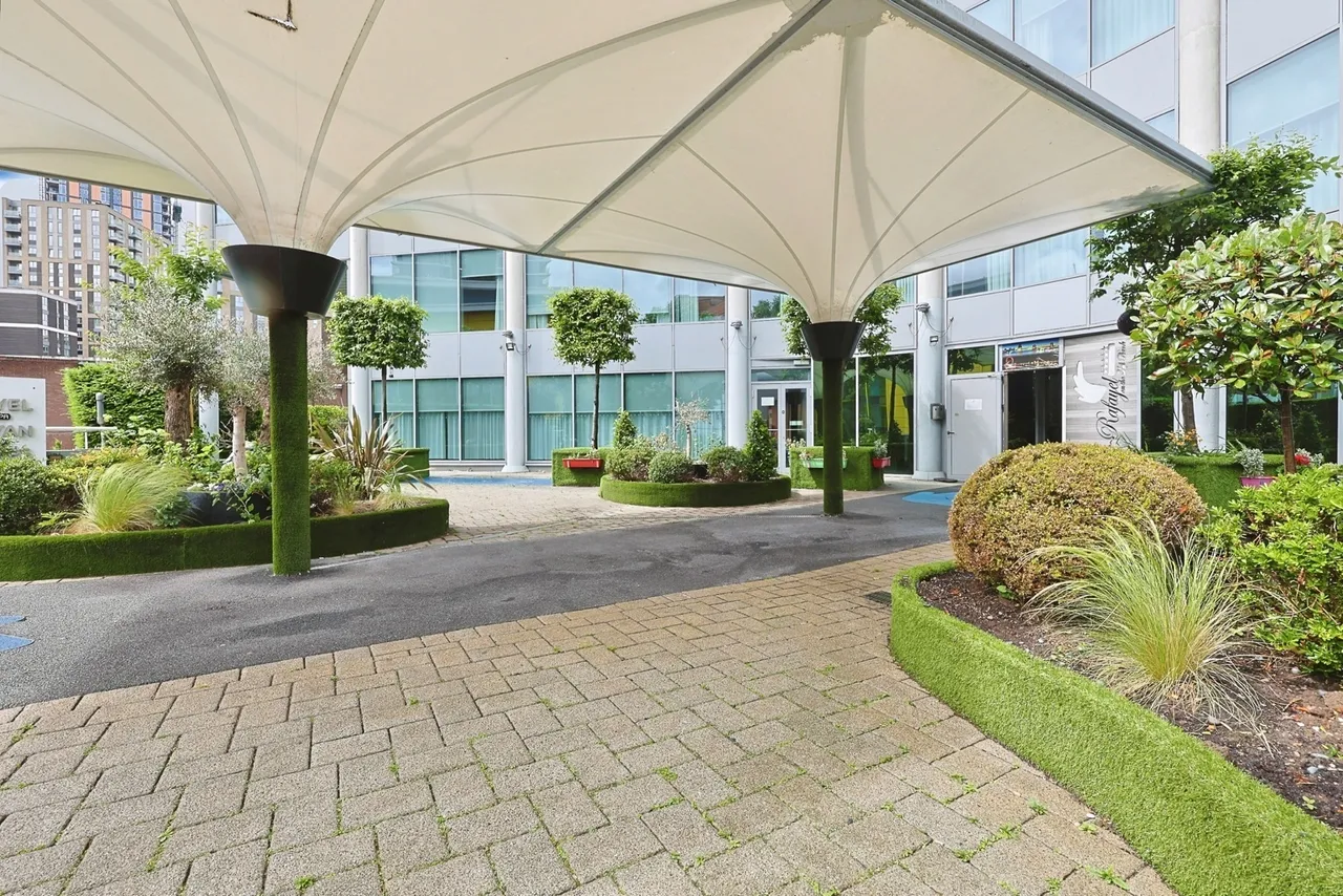 Lombard Road, London, SW11, photo 14