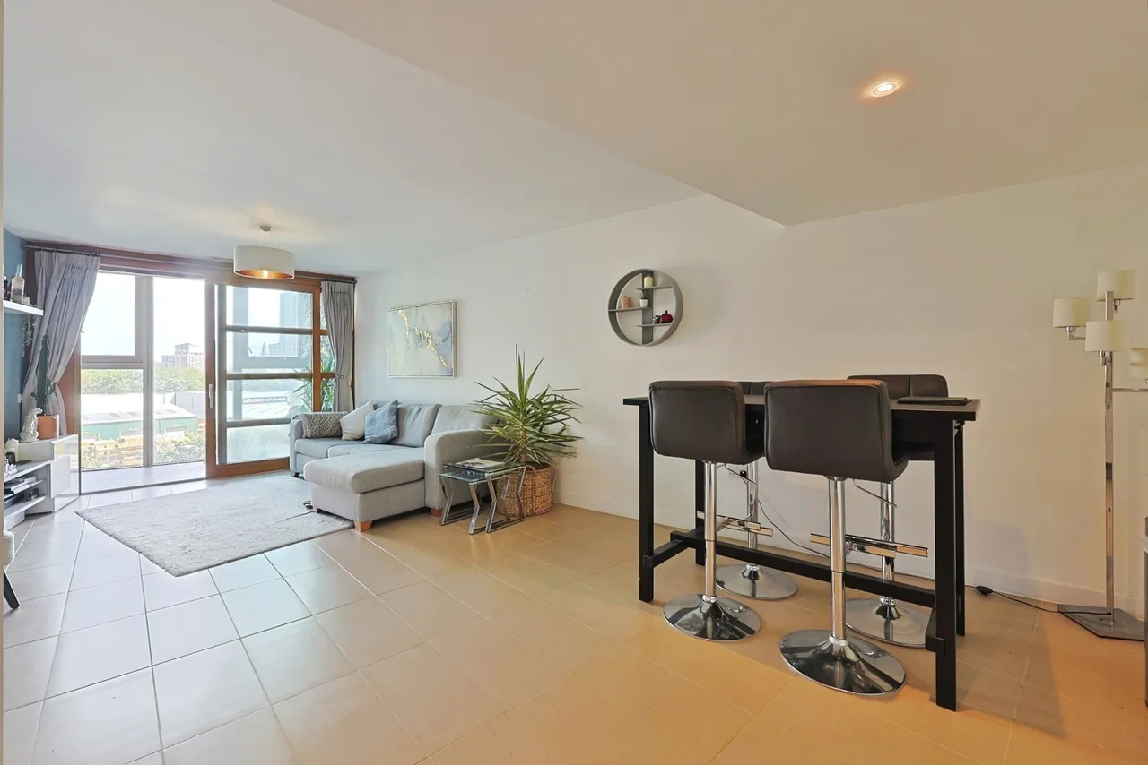 Lombard Road, London, SW11, photo 12