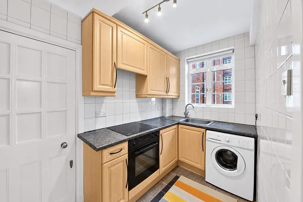 Hammersmith Road, London, W6, photo 2