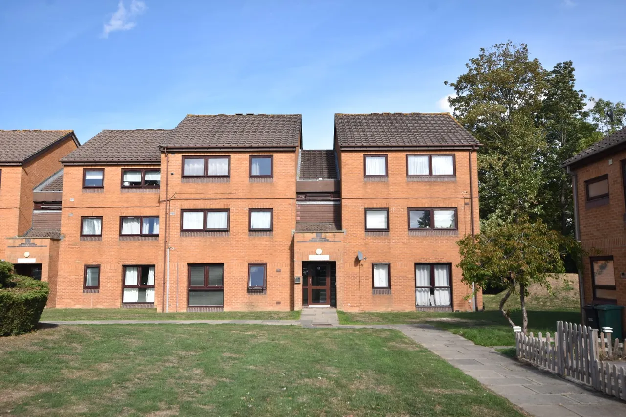 2 bed flat for sale, Skipton Way, Horley, RH6
