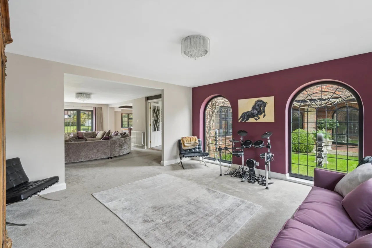 Latchmoor Avenue, Chalfont St Peter, Gerrards Cross, Buckinghamshire, SL9 8LL, photo 12