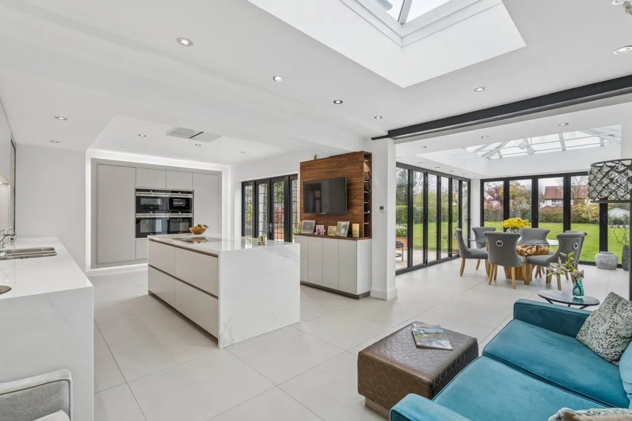 Latchmoor Avenue, Chalfont St Peter, Gerrards Cross, Buckinghamshire, SL9 8LL, photo 3