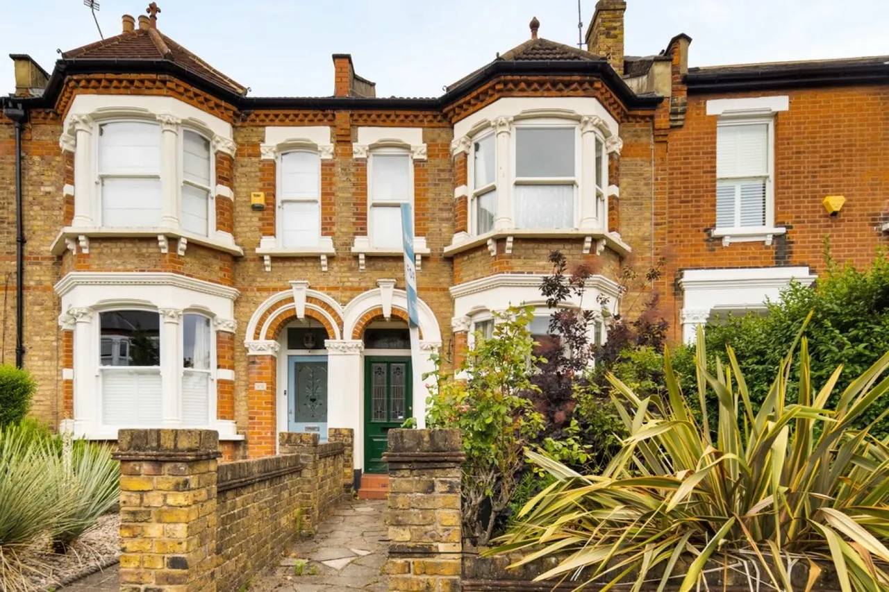 3 bed house for sale — Addison Road, Wanstead