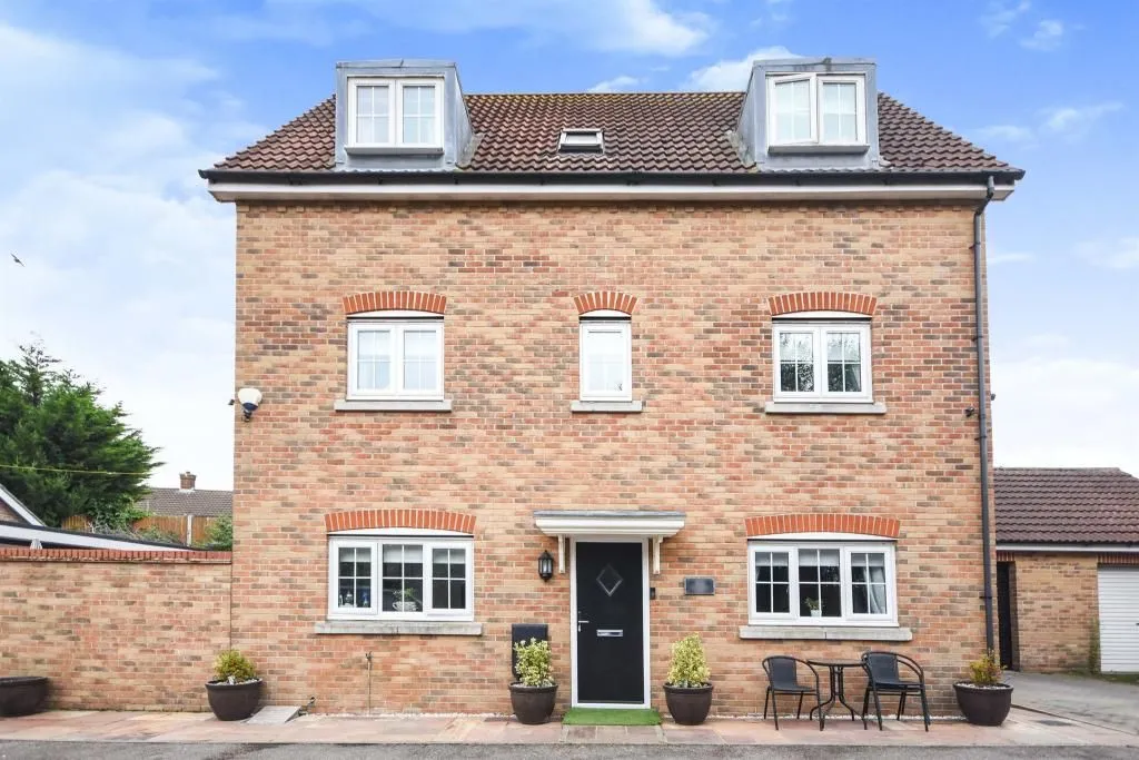 5 bed house for sale — Weymouth Drive, Grays, Essex, RM16 6BX