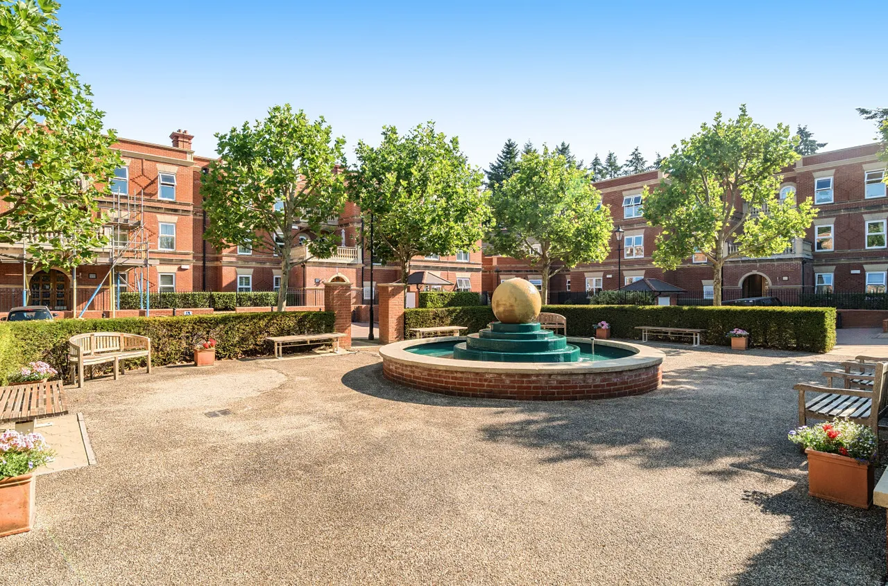 Franklin Court, Wormley, GU8, photo 4
