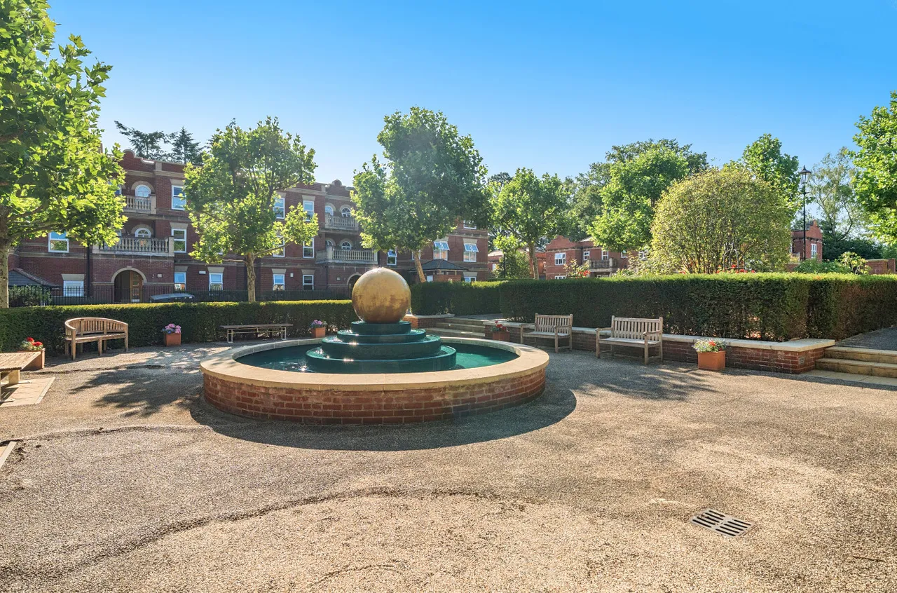 Franklin Court, Wormley, GU8, photo 16