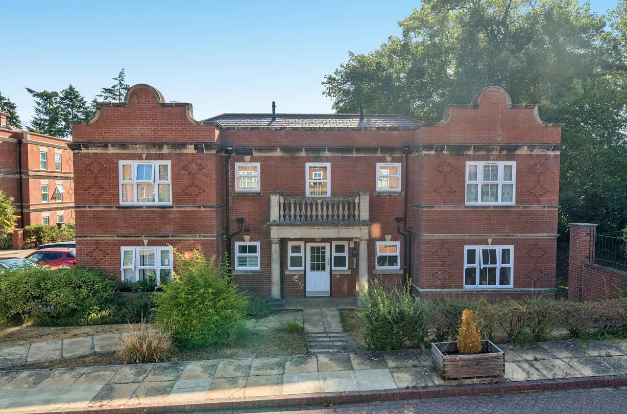 Franklin Court, Wormley, GU8, photo 17