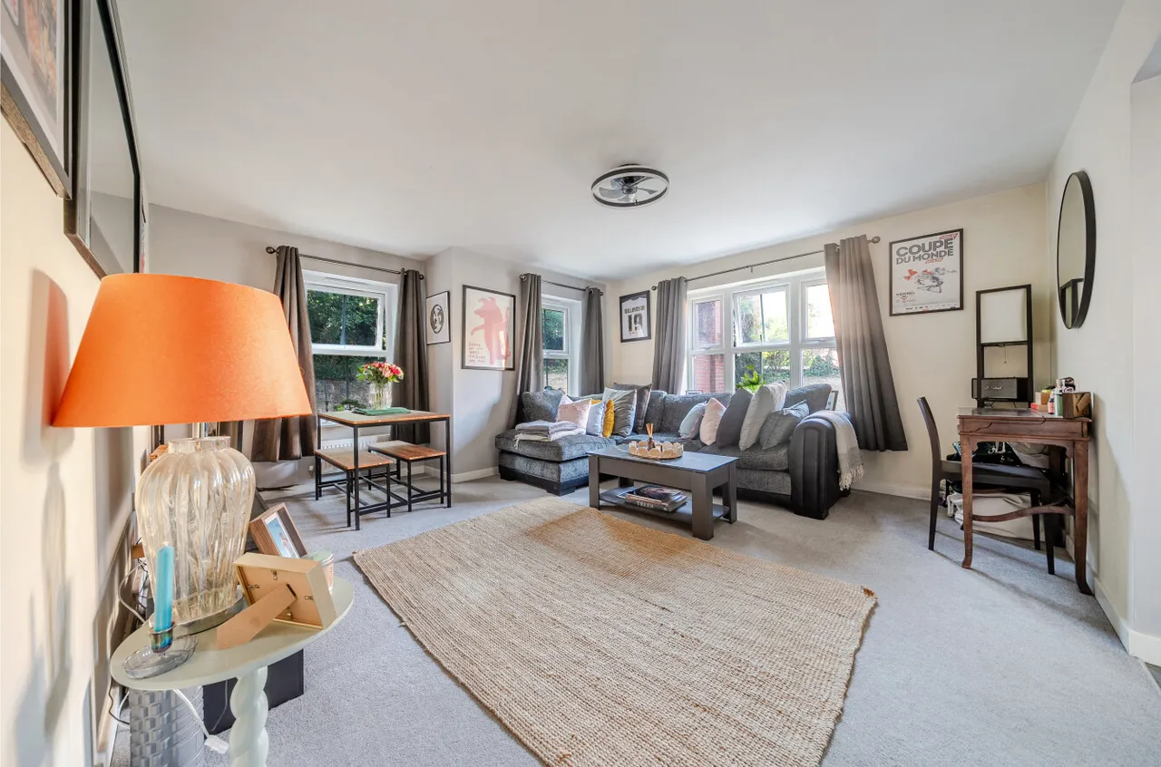 Franklin Court, Wormley, GU8, photo 2