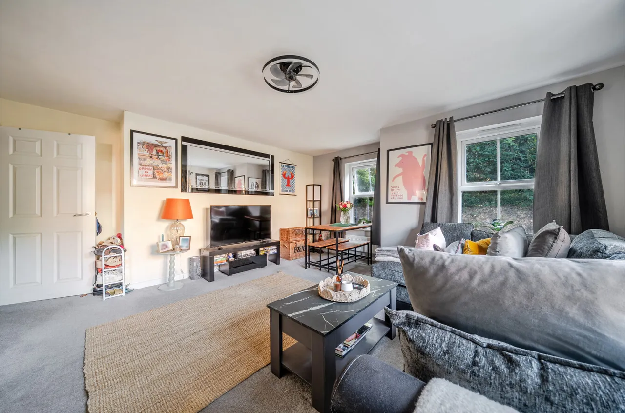 Franklin Court, Wormley, GU8, photo 7