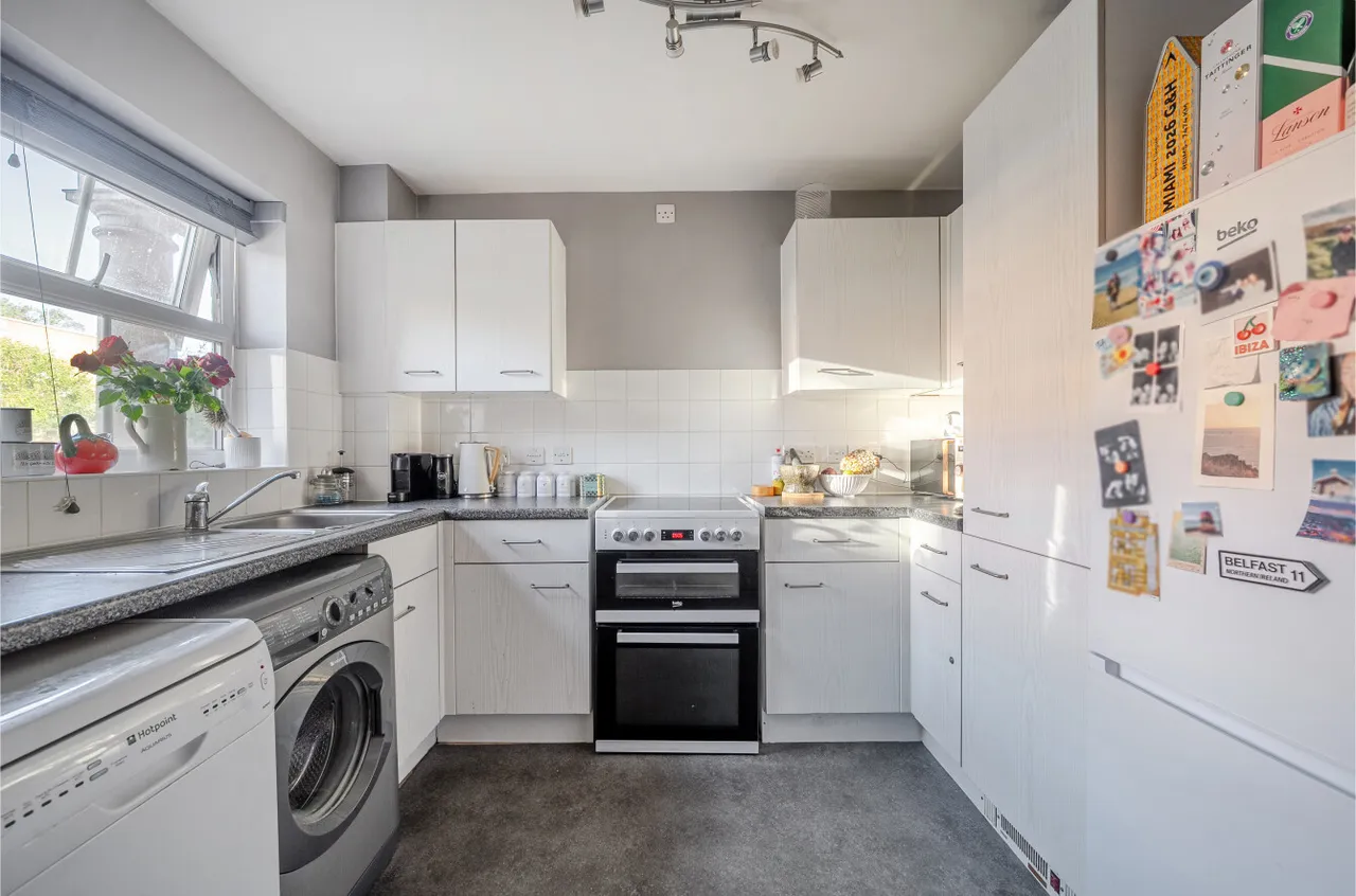 Franklin Court, Wormley, GU8, photo 3
