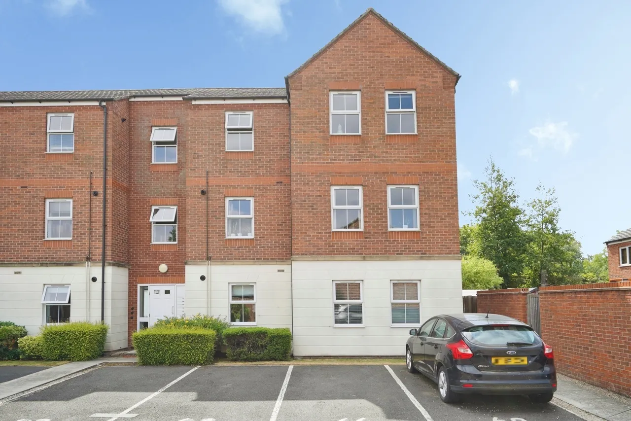 2 bed flat for sale, Oak Crescent, Ashby-de-la-Zouch, LE65