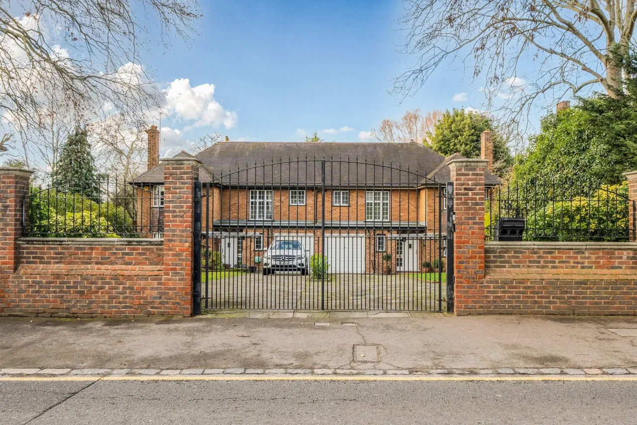 Court Road, SE9, photo 28