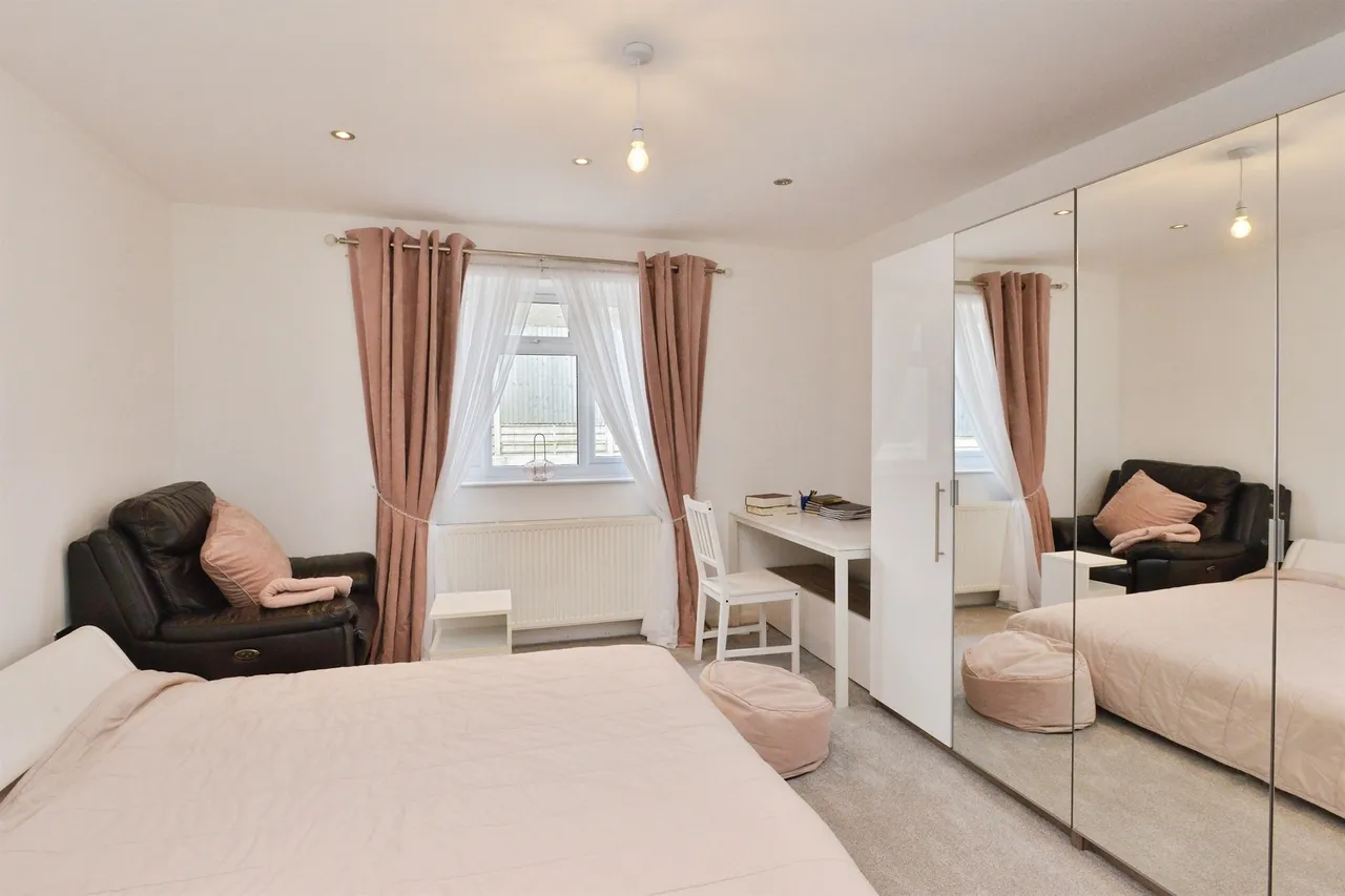 3 bed house for sale — Engaine Drive, Shenley Church End, Milton Keynes