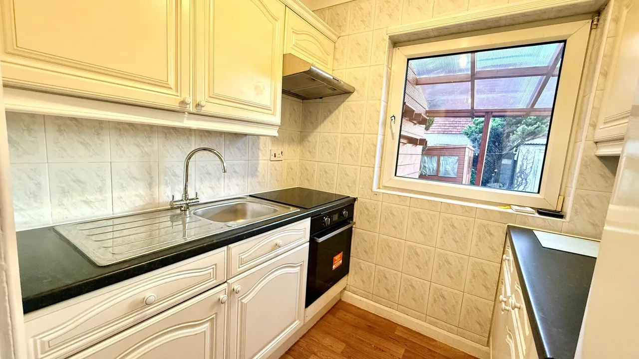 Tomswood Hill , Chigwell IG6, photo 2