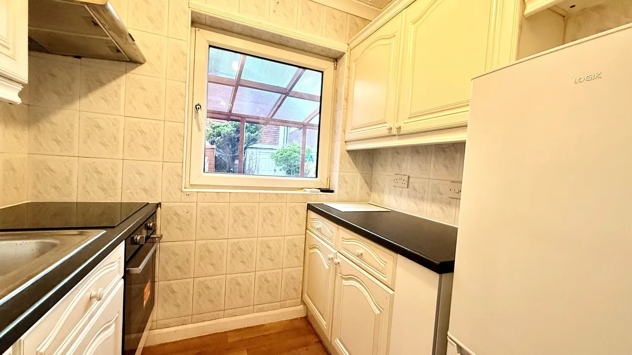 Tomswood Hill , Chigwell IG6, photo 10