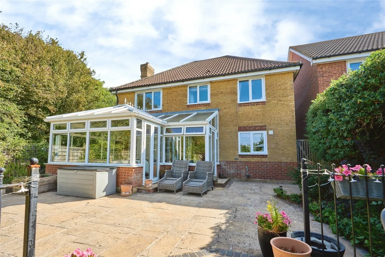 Redwood Close, Newport, PO30, photo 6