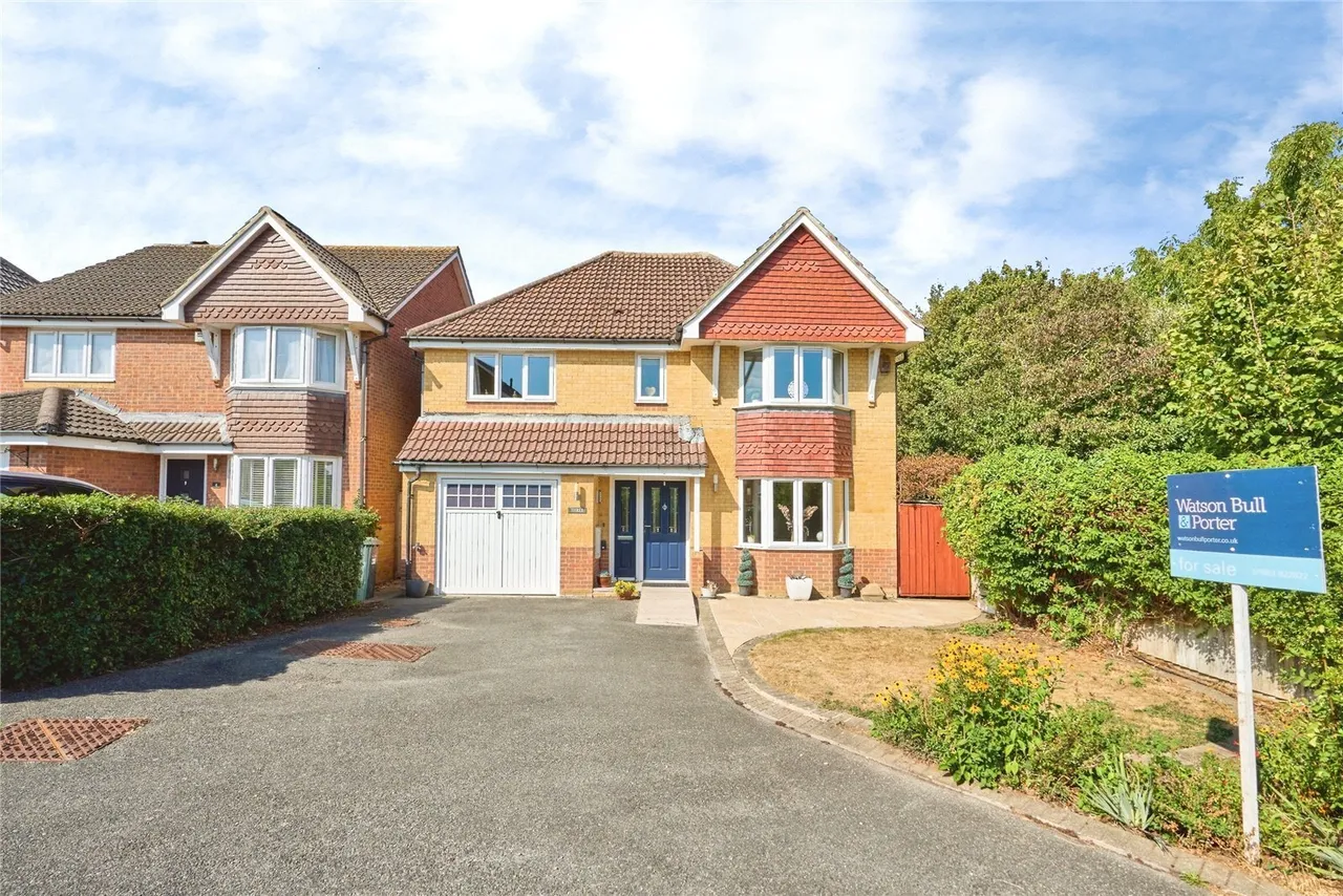 4 bed house for sale, Redwood Close, Newport, PO30