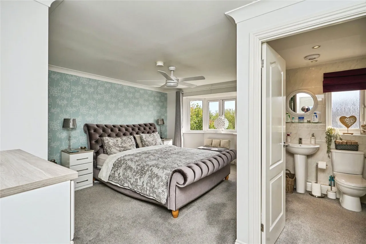 Redwood Close, Newport, PO30, photo 12