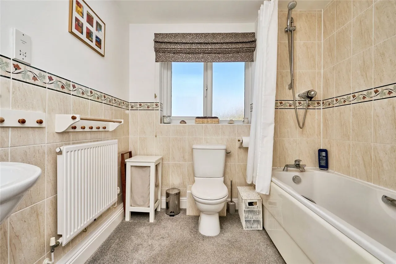Redwood Close, Newport, PO30, photo 17