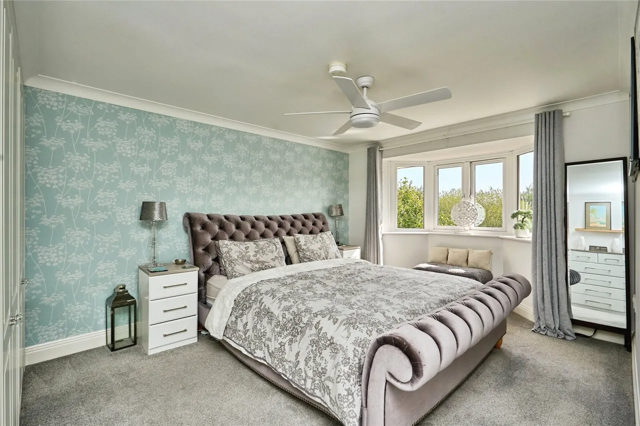 Redwood Close, Newport, PO30, photo 13