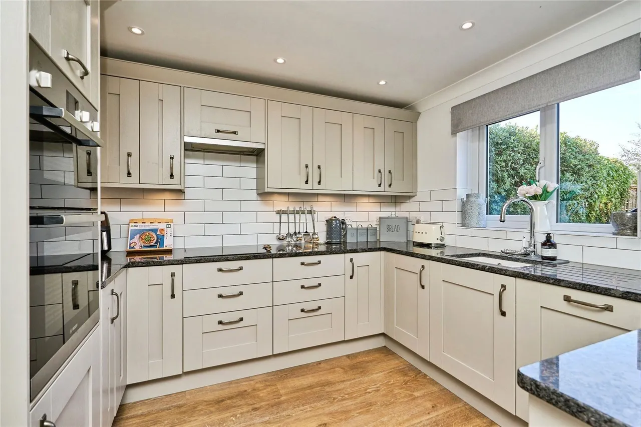Redwood Close, Newport, PO30, photo 3