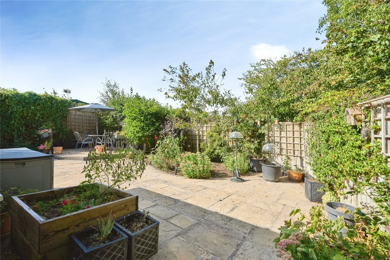 Redwood Close, Newport, PO30, photo 8
