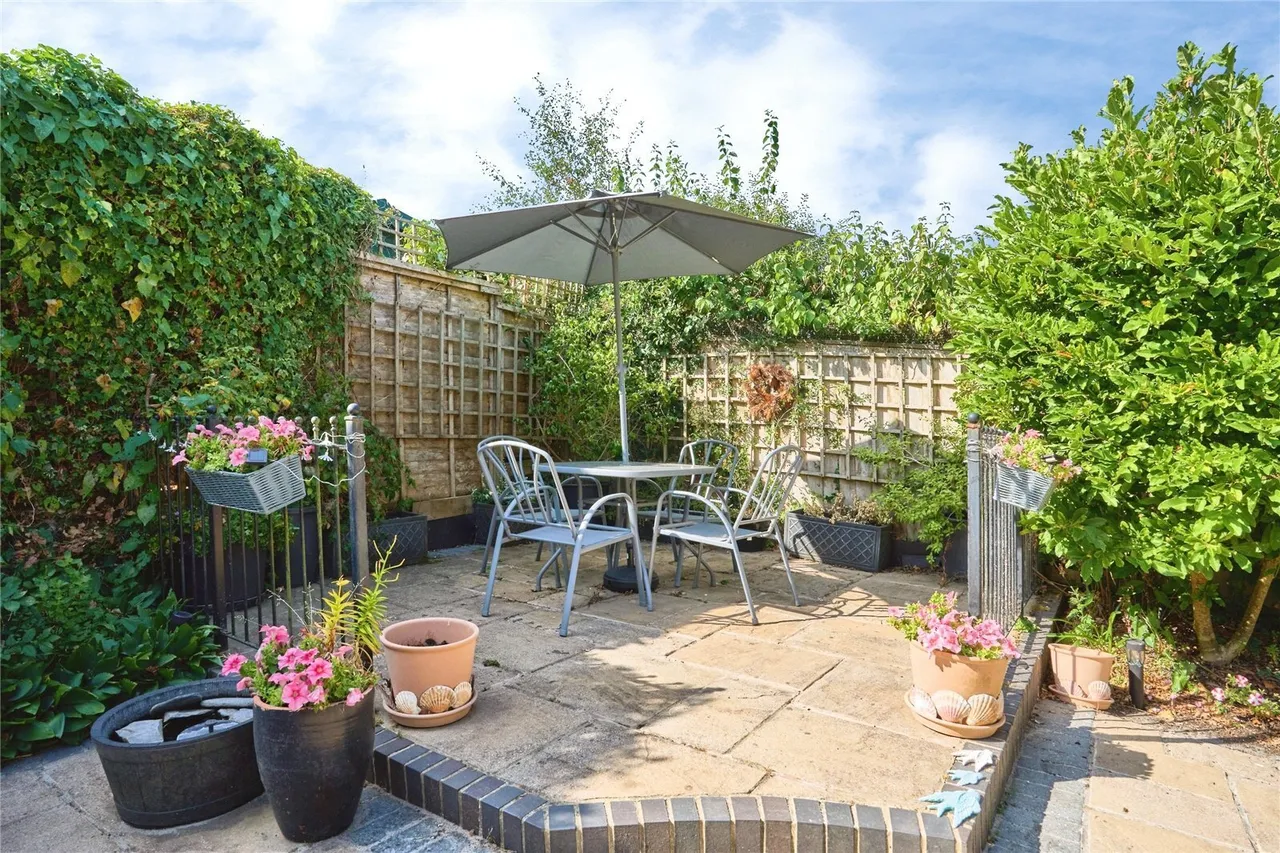 Redwood Close, Newport, PO30, photo 7