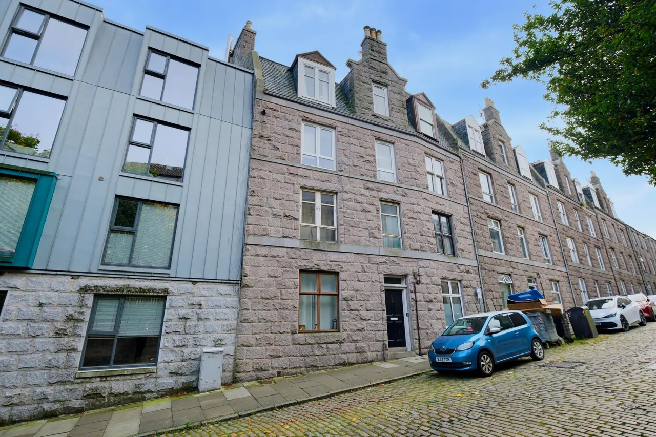Baker Street, Rosemount, AB25, photo 4
