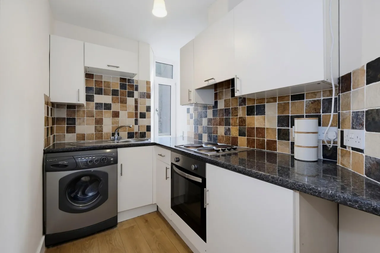 Baker Street, Rosemount, AB25, photo 2