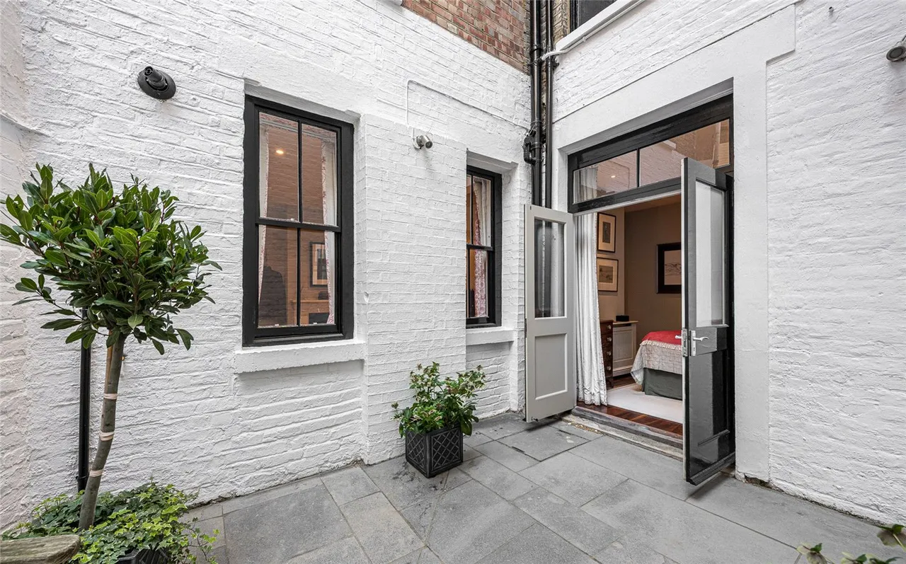 Winchester Street, London, SW1V, photo 10