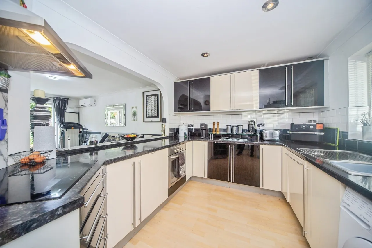 Bassett Crescent West, Southampton, SO16, photo 4