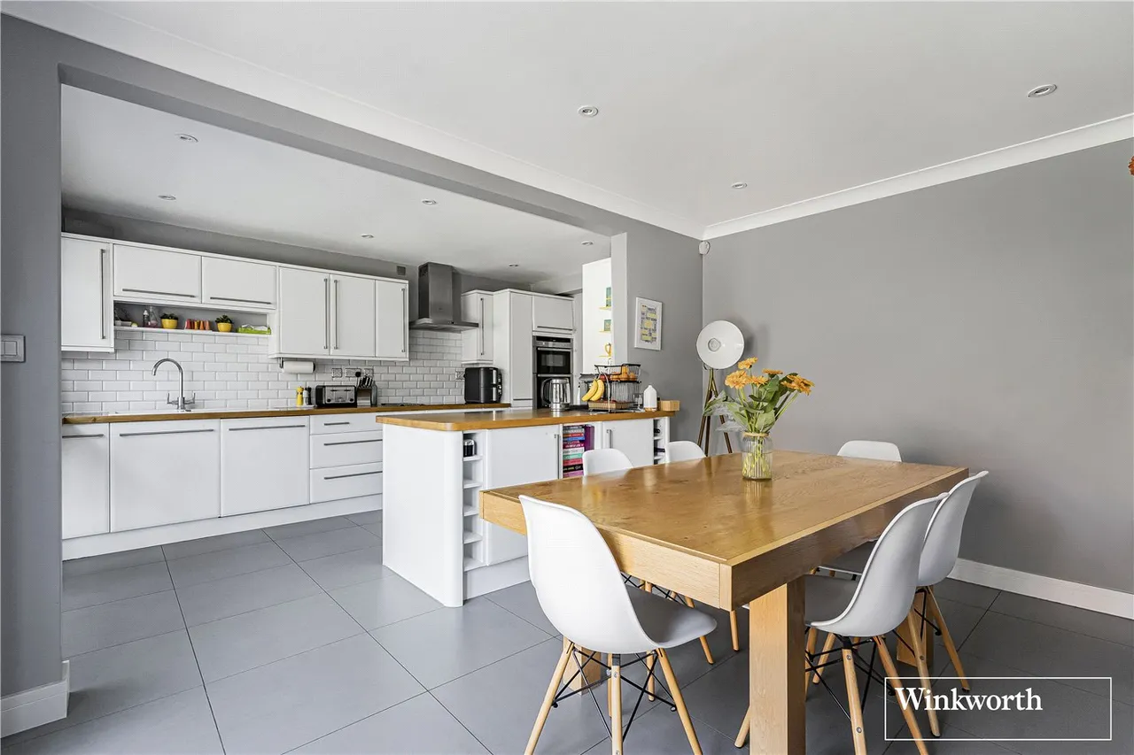 Heywood Drive, Bagshot, Surrey, GU19, photo 5