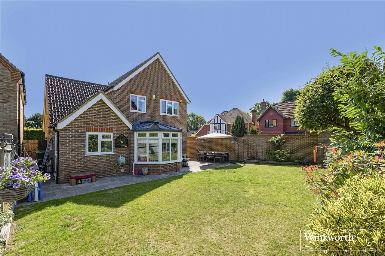 Heywood Drive, Bagshot, Surrey, GU19, photo 3