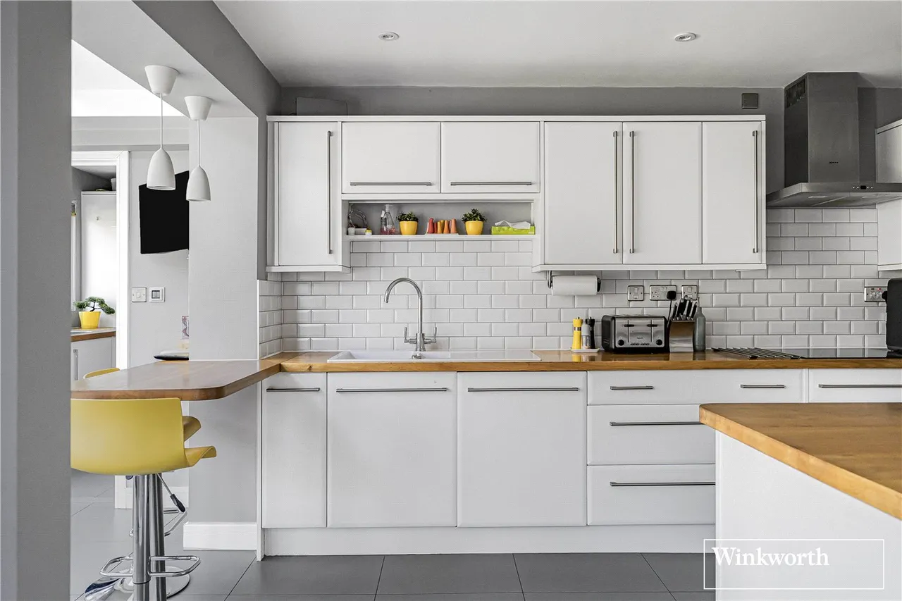 Heywood Drive, Bagshot, Surrey, GU19, photo 6