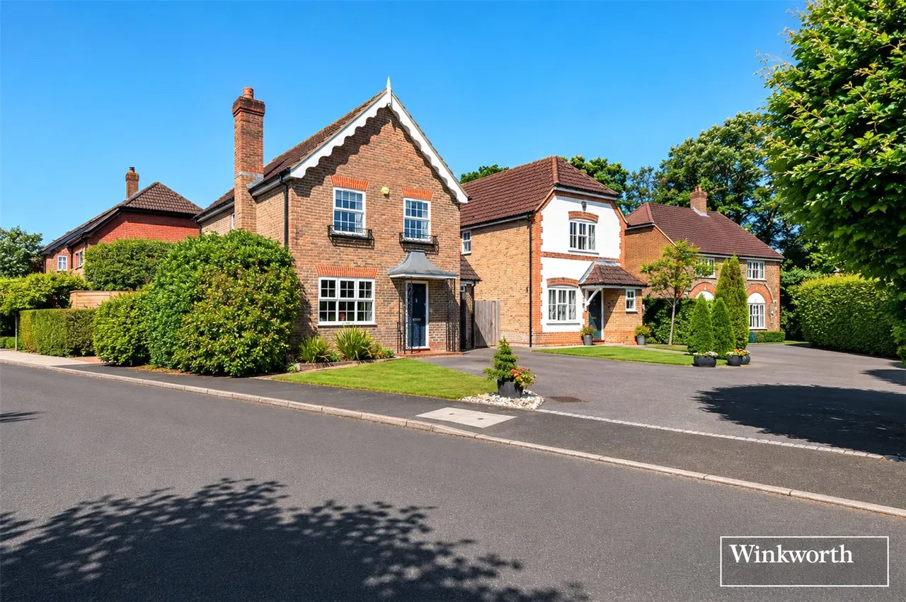 4 bed house for sale — Heywood Drive, Bagshot, Surrey, GU19