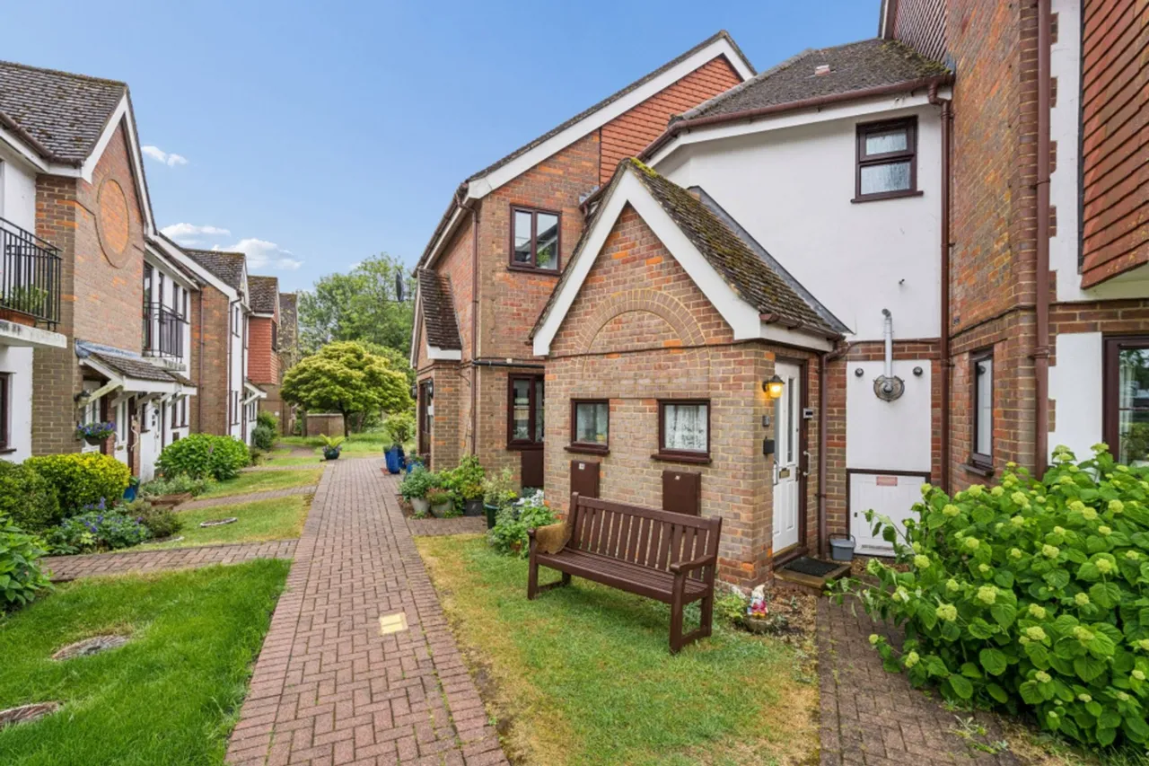 2 bed flat for sale, Giles Gate, Prestwood, HP16