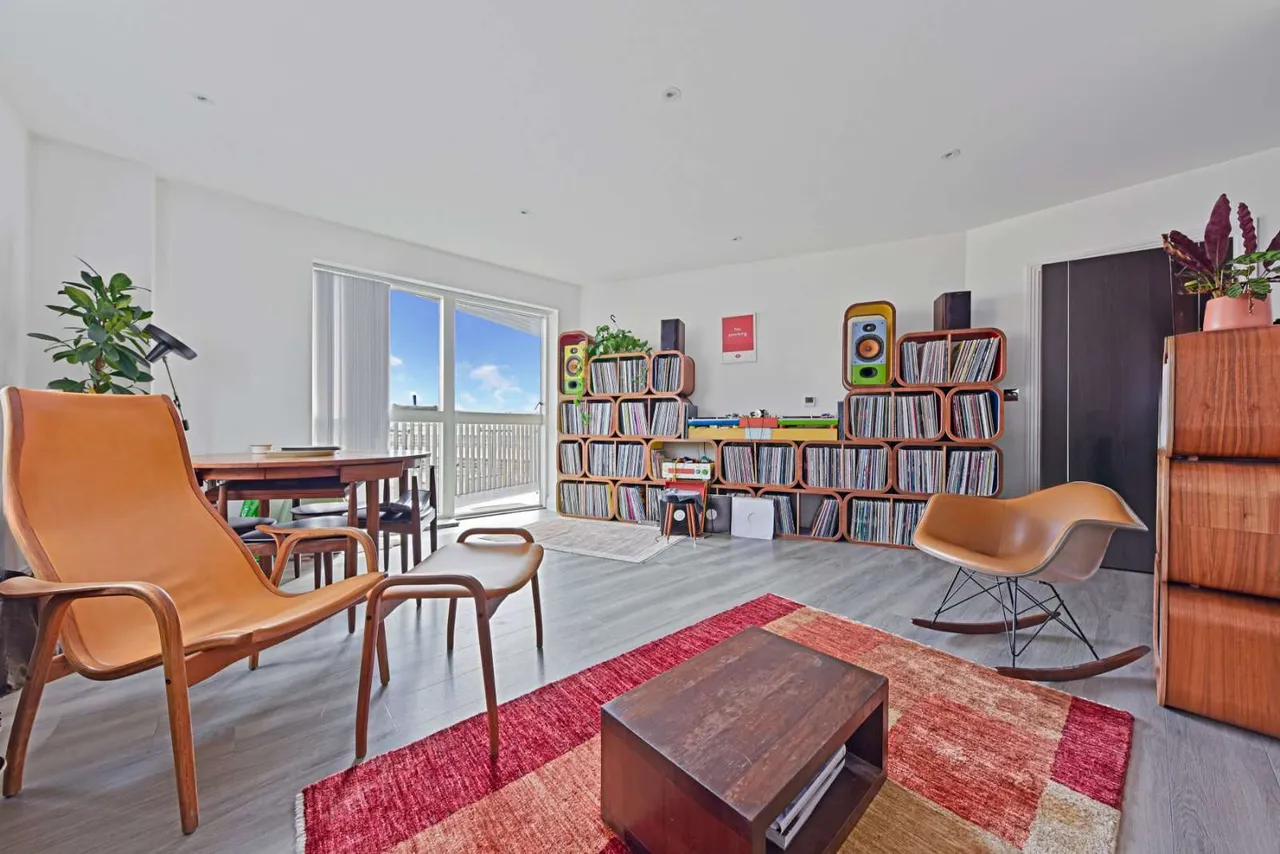 2 bed flat to rent, Warburton Street, Hackney, E8
