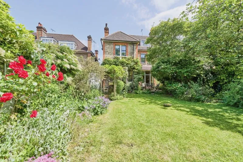 Denbigh Gardens, Richmond TW10 6EN, photo 2