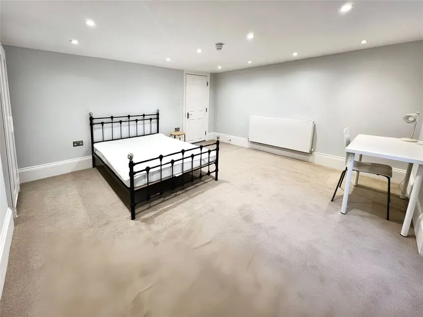 1 bed property to rent — High Street, Rochester, Kent, ME1