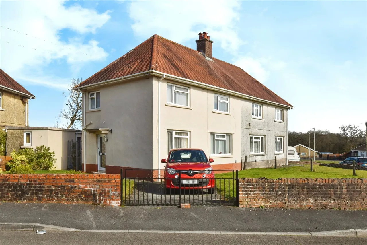 3 bed house for sale, Maesyrhaf, Cross Hands, SA14