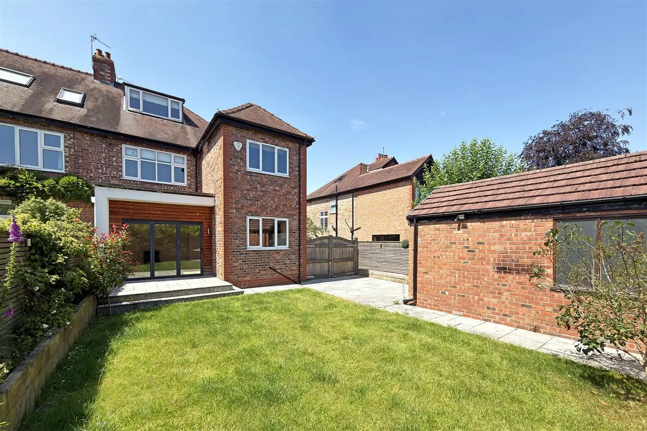 Queens Road, Hale, Cheshire WA15 9HF, photo 33